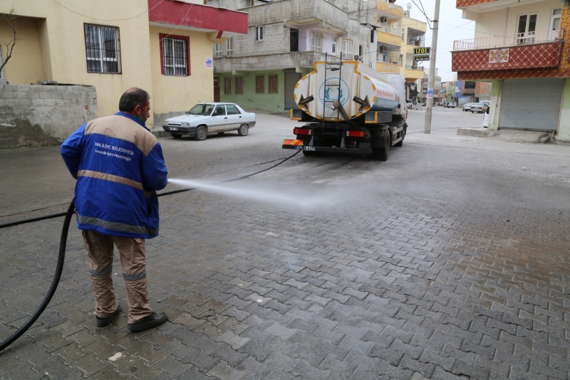 CADDE VE SOKAKLAR HER GÜN YIKANIYOR