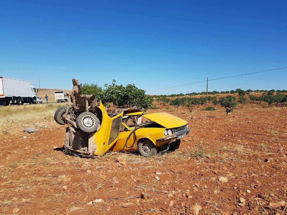 İkiye ayrılan otomobilden burnu kanamadan kurtuldu