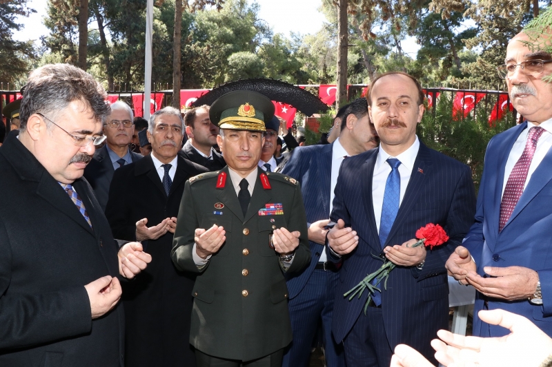 Çanakkale Zaferi'nin Yıldönümünde Şehitler Saygıyla Anılıyor