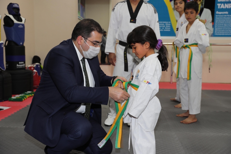 Canpolat tekvandocuların kuşaklarını bağladı