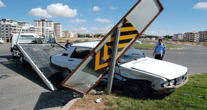 Çarptığı otomobildeki yaralılara ilk müdahaleyi kendisi yaptı