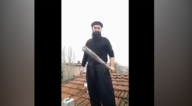 Çatıda 'Noel Baba'yı bekleyen adam: Geldiğinde 'iman et' diyeceğim