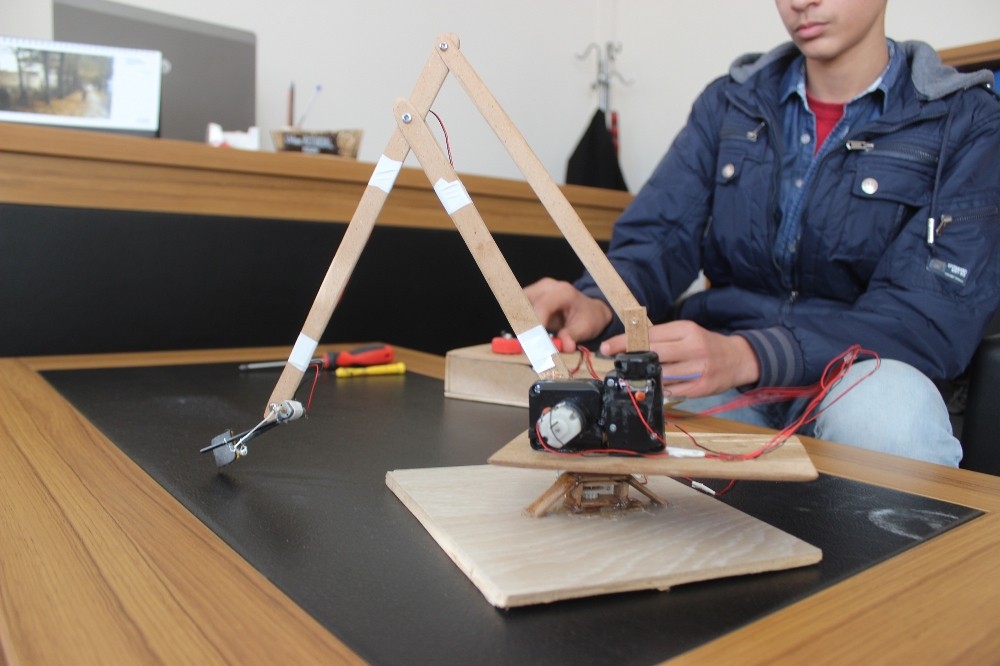 Siverekli öğrenci atık malzemelerden biyonik el yaptı