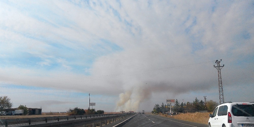 Gökyüzüne ulaşan dumanlar hortum paniği yaşattı