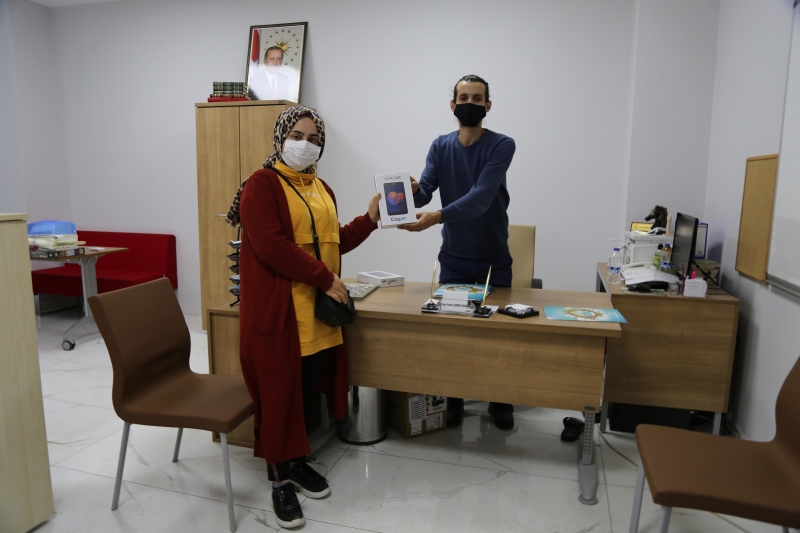 ÇEKİLİŞ TALİHLİLERİ TABLETLERİNİ TESLİM ALDI