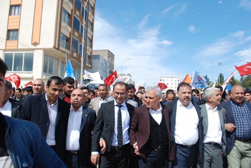 Ceylanpınar'da Başkan Adayına Destek İçin Gençlerden Dev Yürüyüş