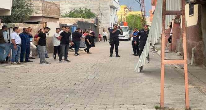 Ceylanpınar’da şiddetli rüzgar çatıları uçurdu