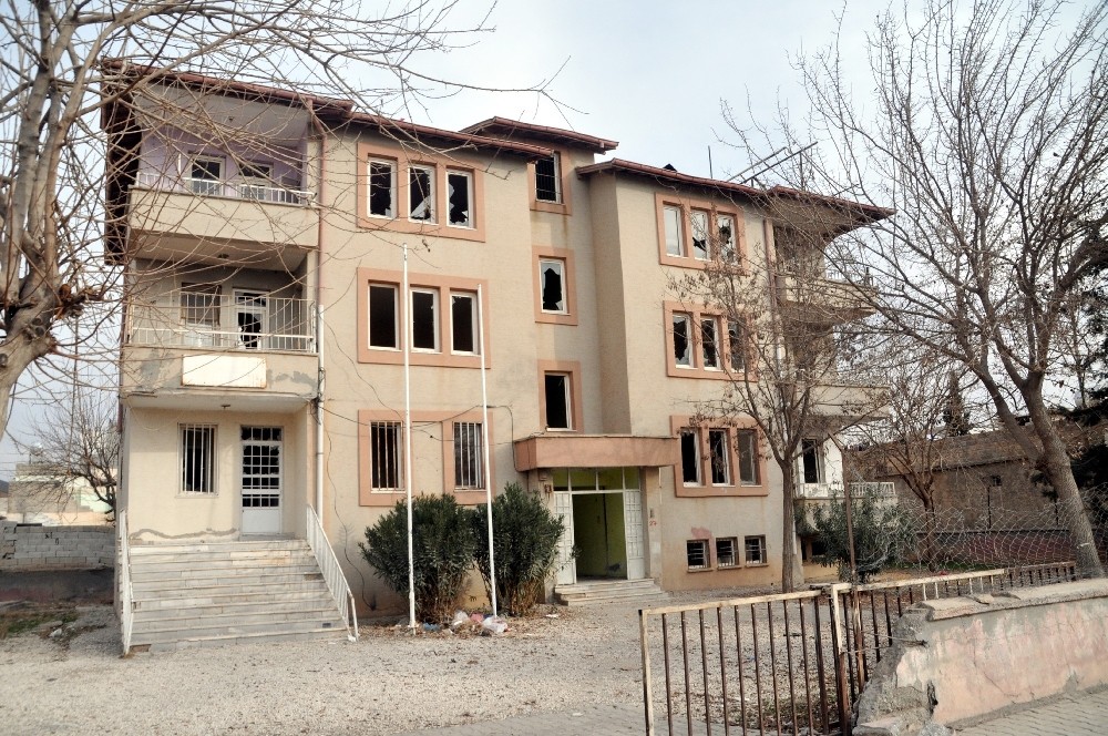 Metruk bina mahalleliyi tedirgin ediyor