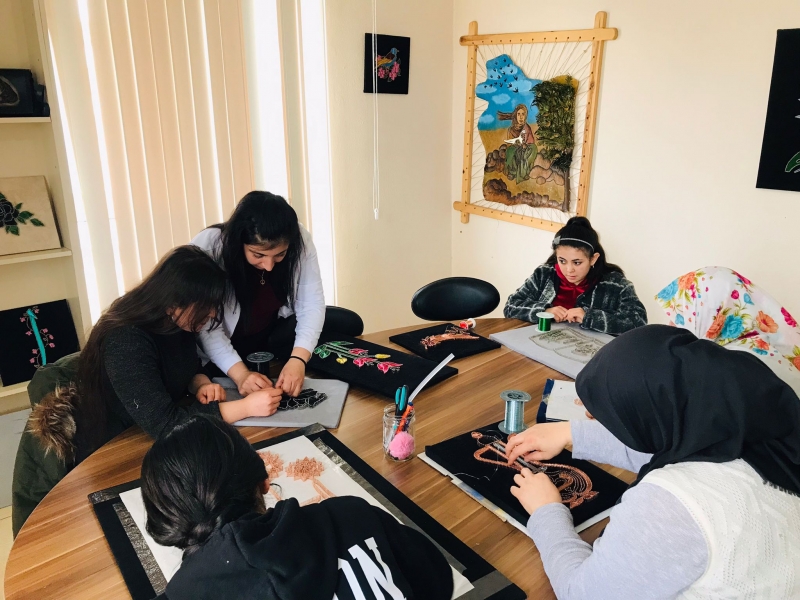 ÇİVİ VE TELLER ŞANLIURFALI KADINLARIN ELLERİNDE SANATA DÖNÜŞÜYOR