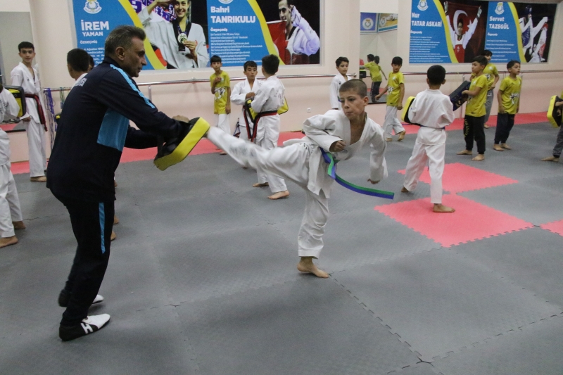 ÇOCUKLAR, HALİLİYE BELEDİYESİ İLE SPORLA TANIŞIYOR