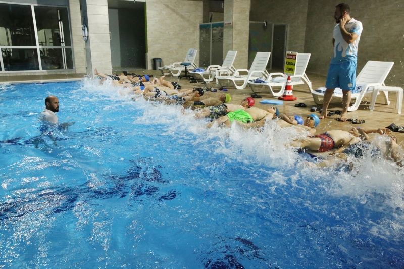 ÇOCUKLAR, HALİLİYE BELEDİYESİ İLE YÜZME ÖĞRENİYOR