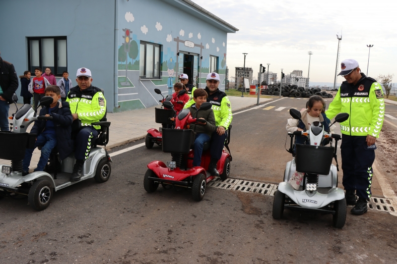 ÇOCUKLAR TRAFİK KURALLARINI TRAFİK EĞİTİM PARKI’NDA EĞLENEREK ÖĞRENDİ