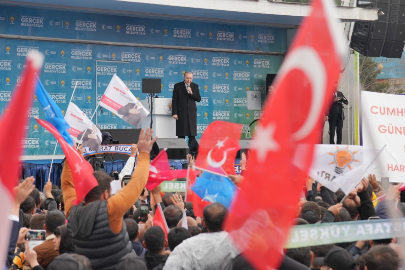 CUMHURBAŞKANI ERDOĞAN SEVGİSİ YAĞMUR, SOĞUK DİNLEMEDİ