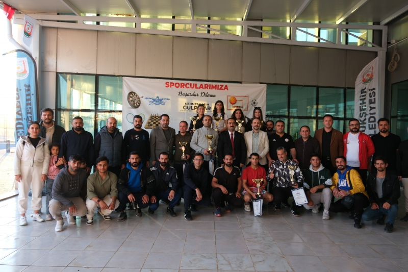 CUMHURİYET BAYRAMINA ÖZEL OLARAK DÜZENLENEN TENİS TURNUVASINDA ÖDÜLLER SAHİPLERİNİ BULDU