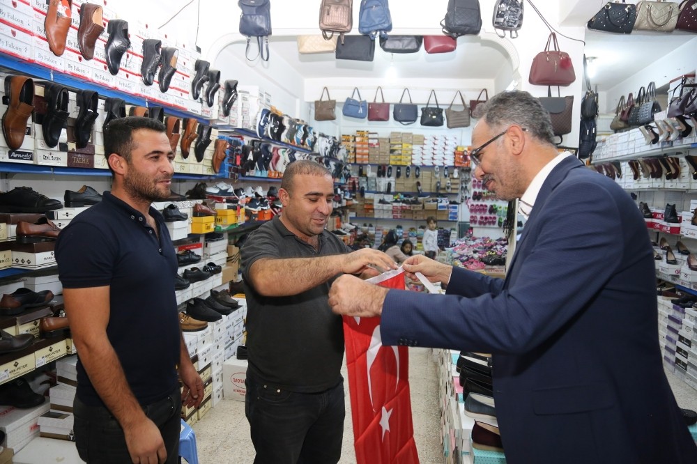 Eyyübiye’de vatandaşlara bayrak dağıtıldı