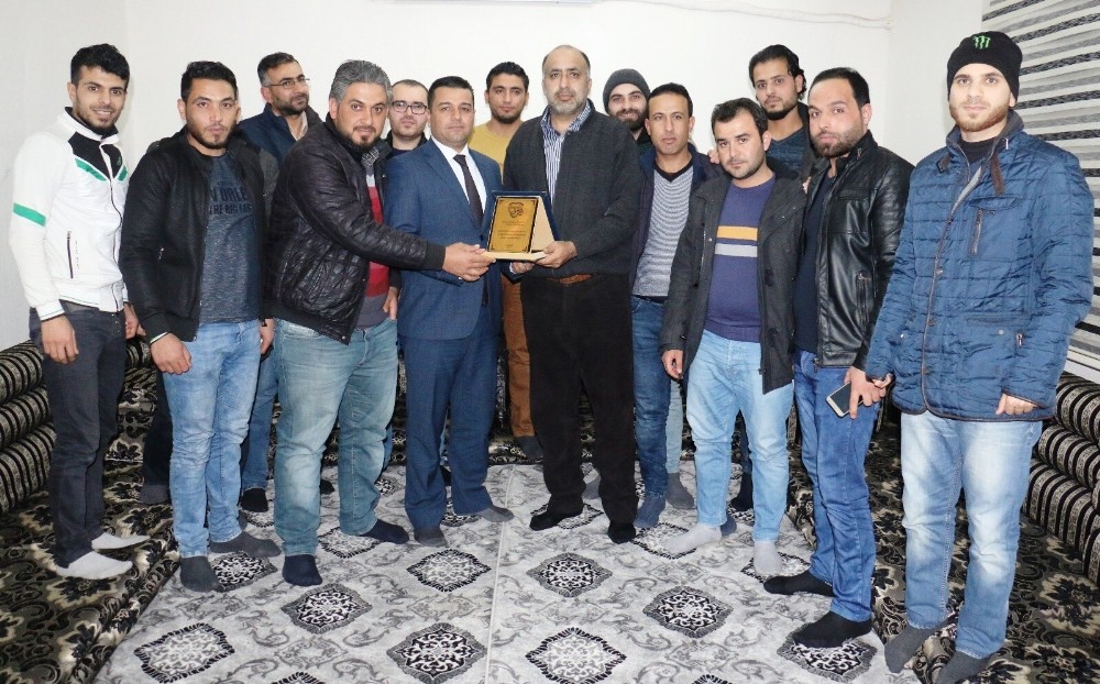 Suriyelilerden Akçakale Belediyesine teşekkür plaketi