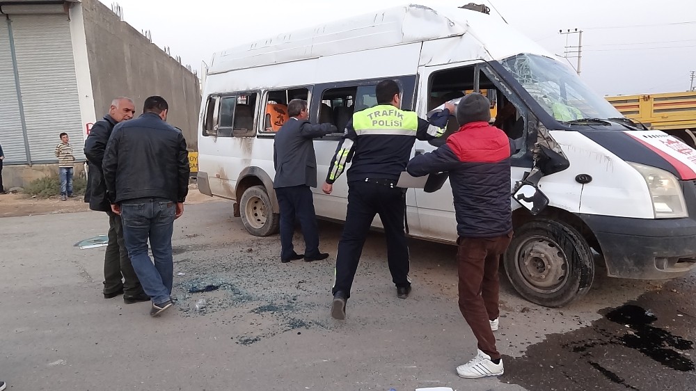 Öğrenci servisi kaza yaptı: 15 yaralı