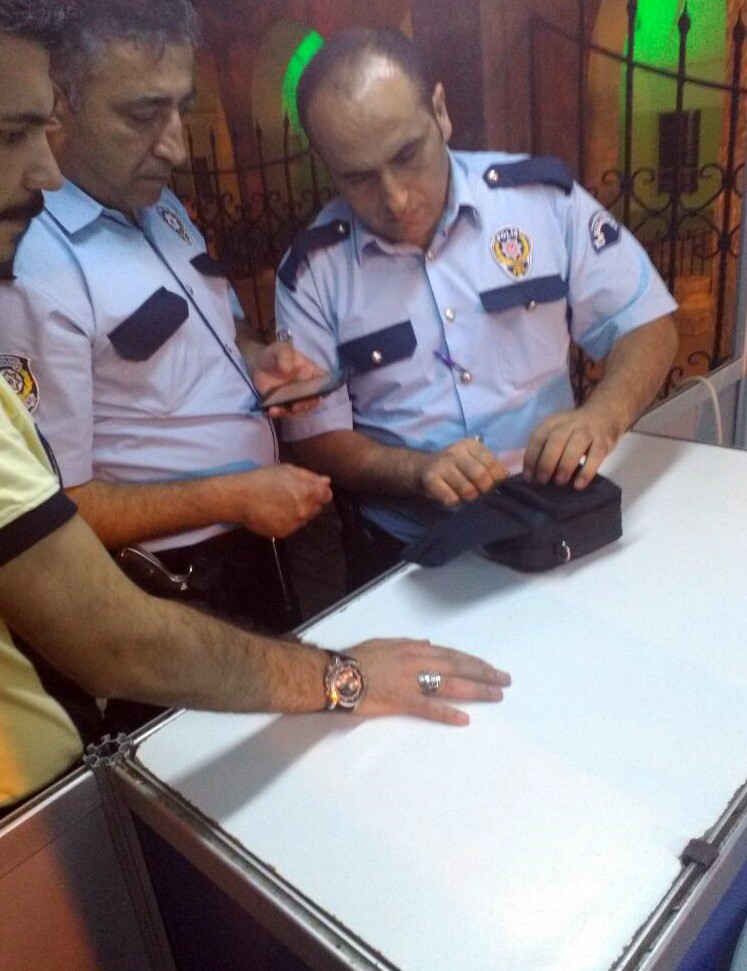 Zabıta ekibi bulduğu çantayı sahibine teslim etti
