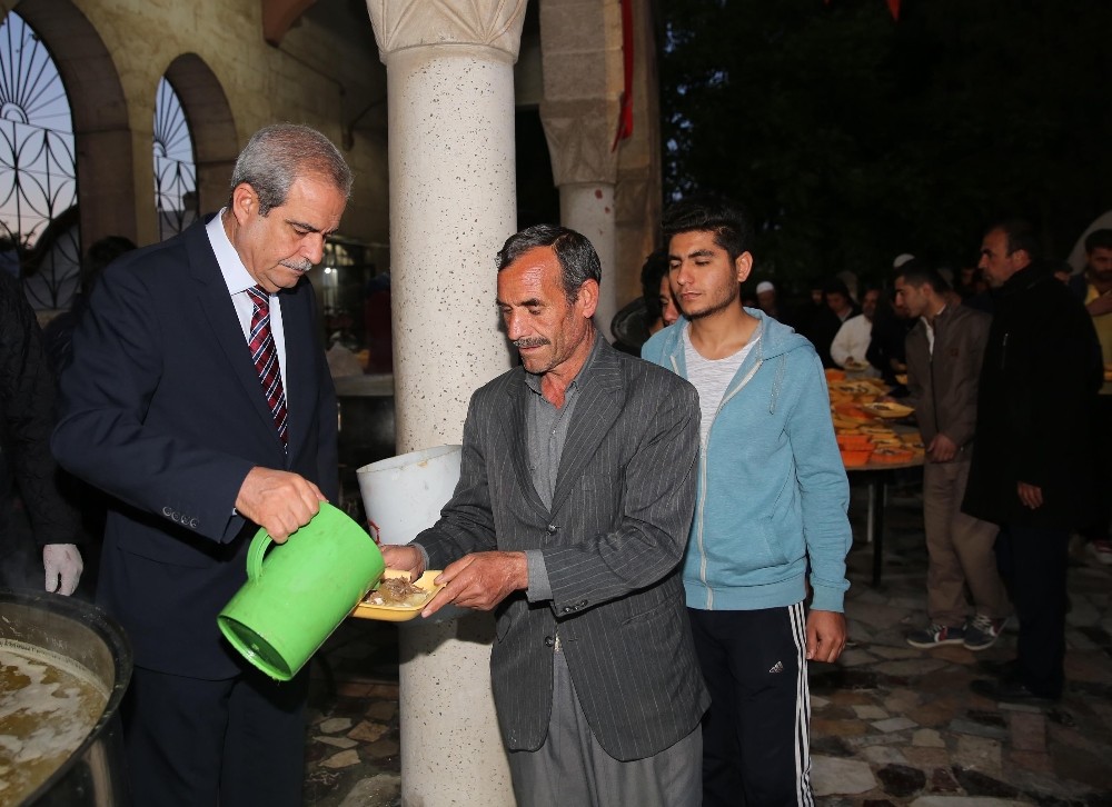 Haliliye Belediyesinden vatandaşlara sabah namazında tirit ikramı