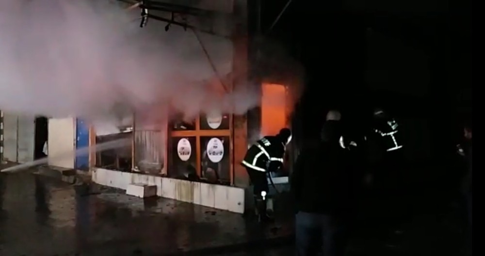 Oto yedek parça dükkanında yangın