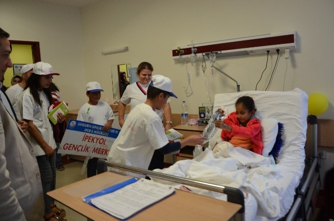 Gençlerden kanser hastalarına moral ziyareti