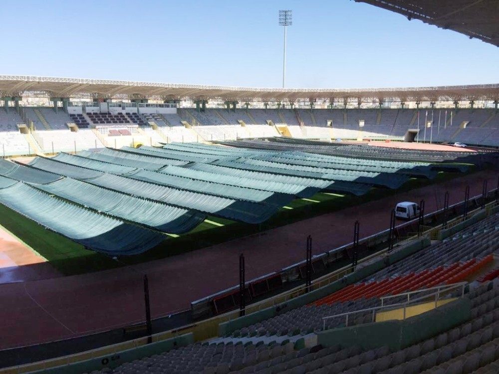 Stadın çimleri sıcağa karşı korumaya alındı