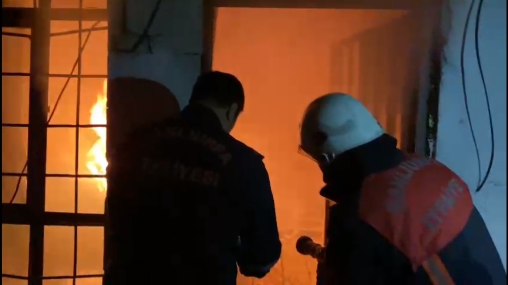 Ev yangınında 2 kişi dumandan etkilendi