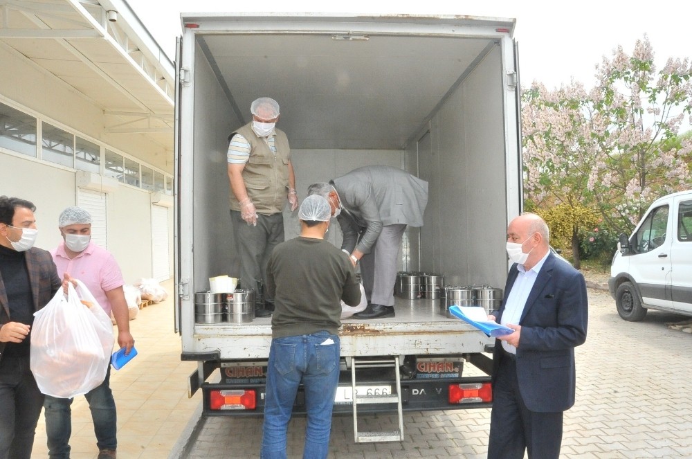 Birecik’te 3 bin kişiye sıcak iftar yemeği