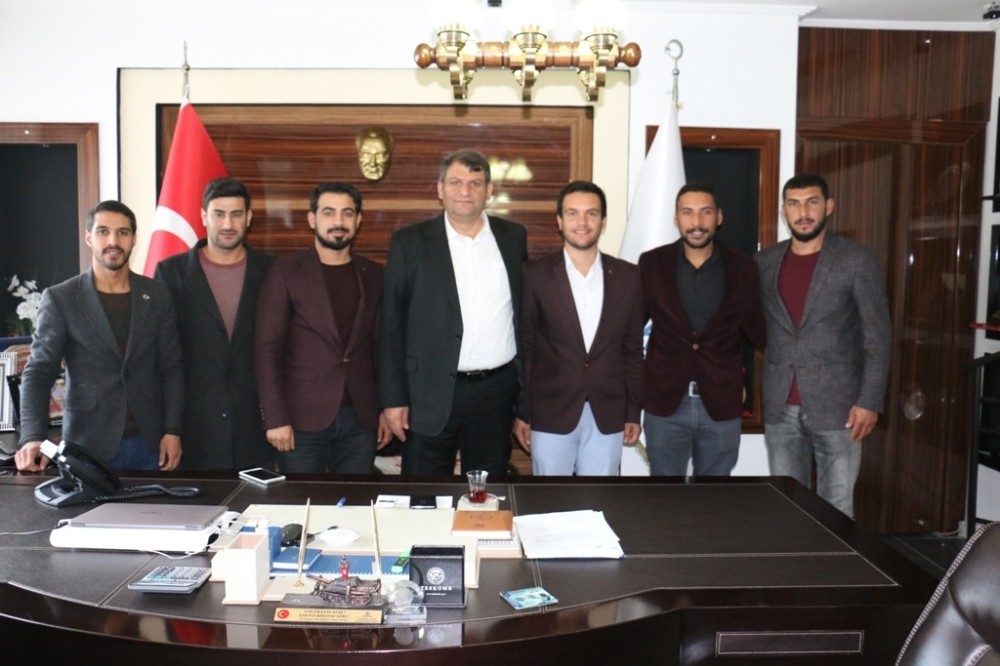 AK Partili gençler Başkan Ayhan’ın yanında