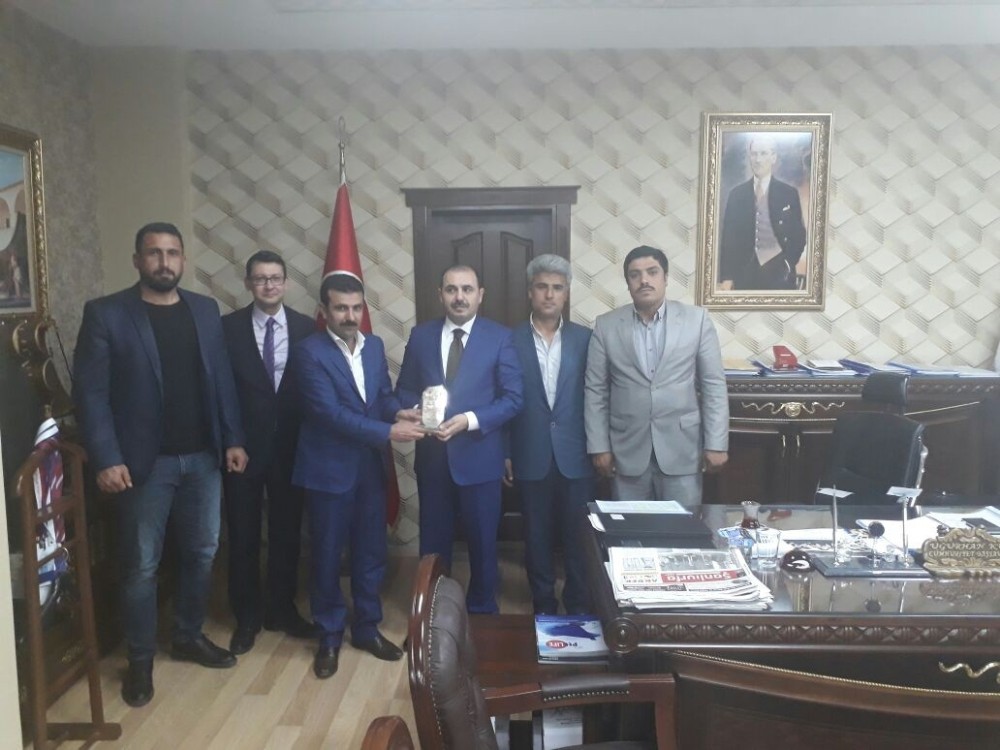 Köy korucularından, Başsavcı Uğurhan Kuş’a plaket