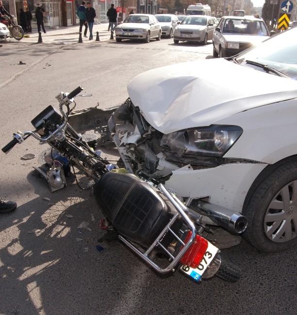 Otomobil ile motosiklet çarpıştı: 1 yaralı