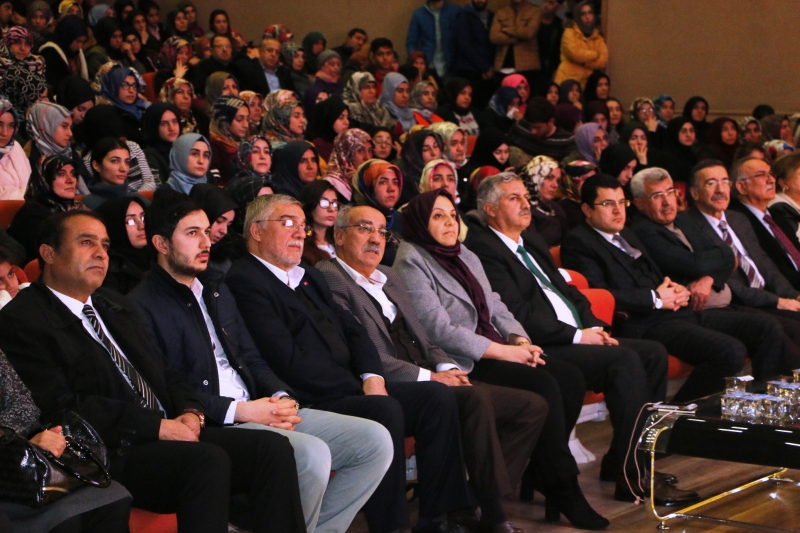 Değişen Dünya Ve Gençlik Konferansı Yoğun İlgi Gördü