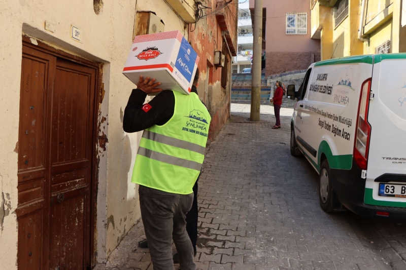 DEPREMDEN ETKİLENEN VATANDAŞLARIN GIDA KOLİLERİ EVLERİNE ULAŞTIRILIYOR