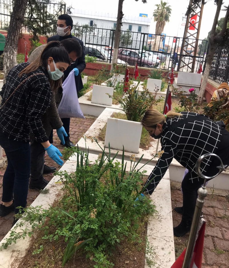 DEVA PARTİSİ, ŞEHİTLİK ALANINDA TEMİZLİK YAPTI