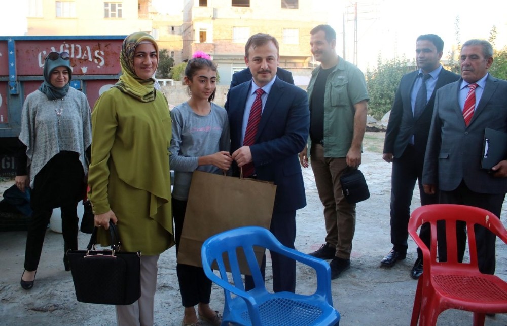 Kaymakam Perçi yetim öğrencinin çay davetini kırmadı