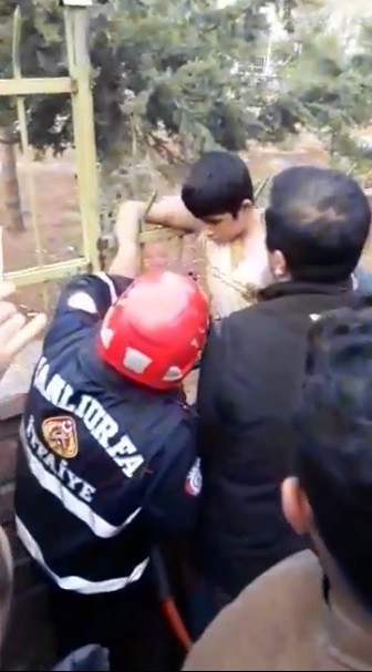 Okul duvarından atlarken koluna demir korkuluk saplandı