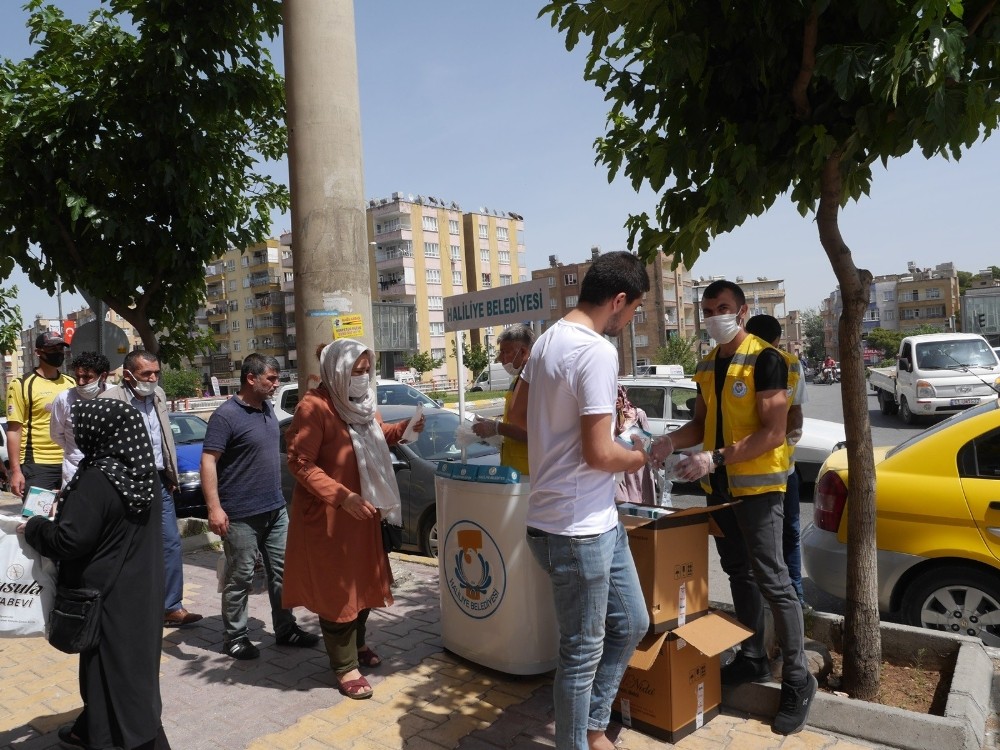 Haliliye’de vatandaşlara kandil simidi dağıtıldı