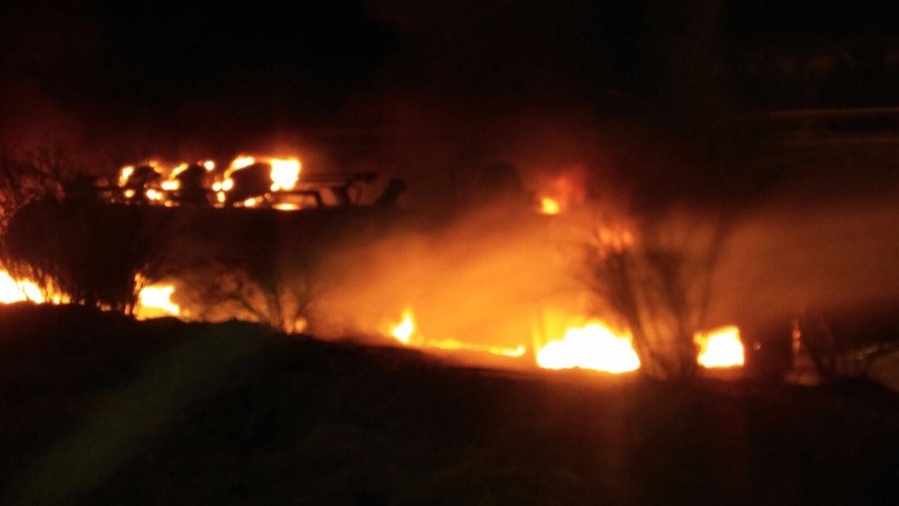 Devrilen asfalt yüklü tır alev aldı