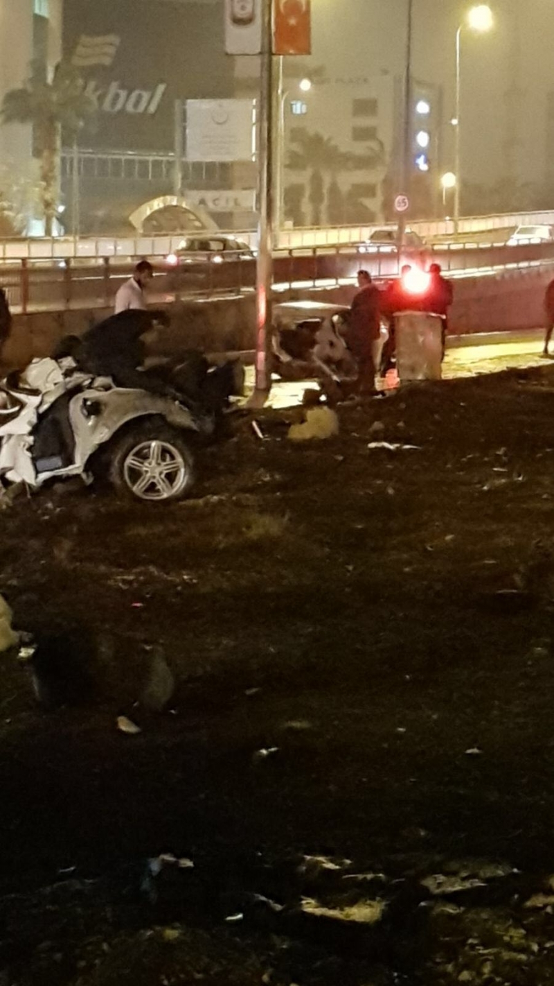 Direksiyon hakimiyetini kaybeden araç kaza yaptı.