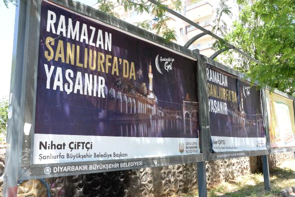 Diyarbakır'da Bilboardlara Asılan, 'Ramazan Şanlıurfa'da Yaşanır' Afişlerine Tepki