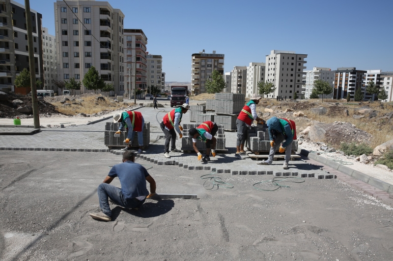 DOĞUKENT’E YOLLAR PARKE İLE DÖŞENİYOR