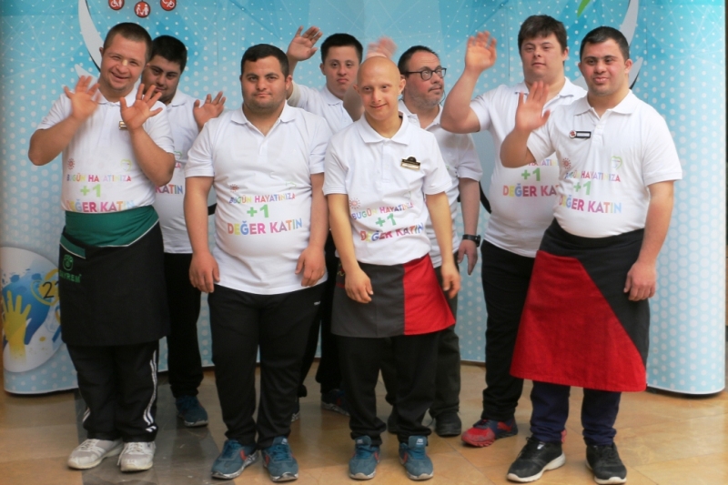 Down Sendromlular Farkındalık Yaratmak İçin Avm Çalışanı Oldu