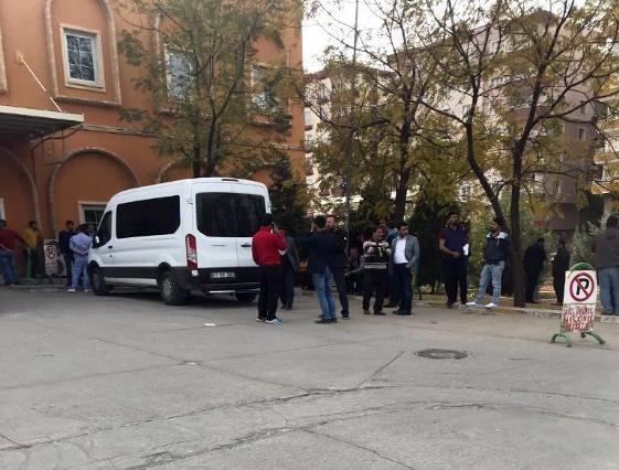 İşçiler ile müteahhit arasında silahlı kavga: 9 yaralı