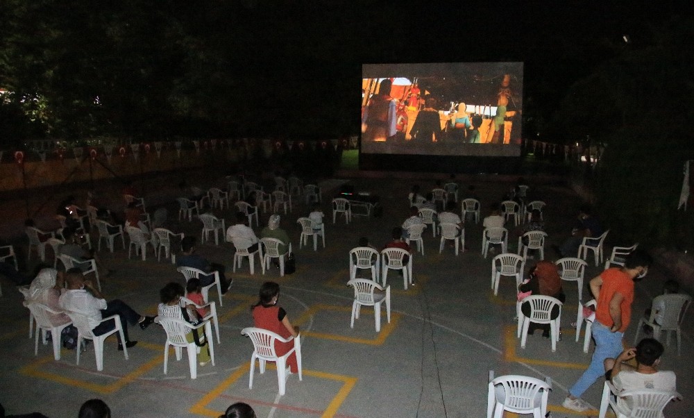 Şanlıurfa’da sosyal mesafeli açık hava sineması