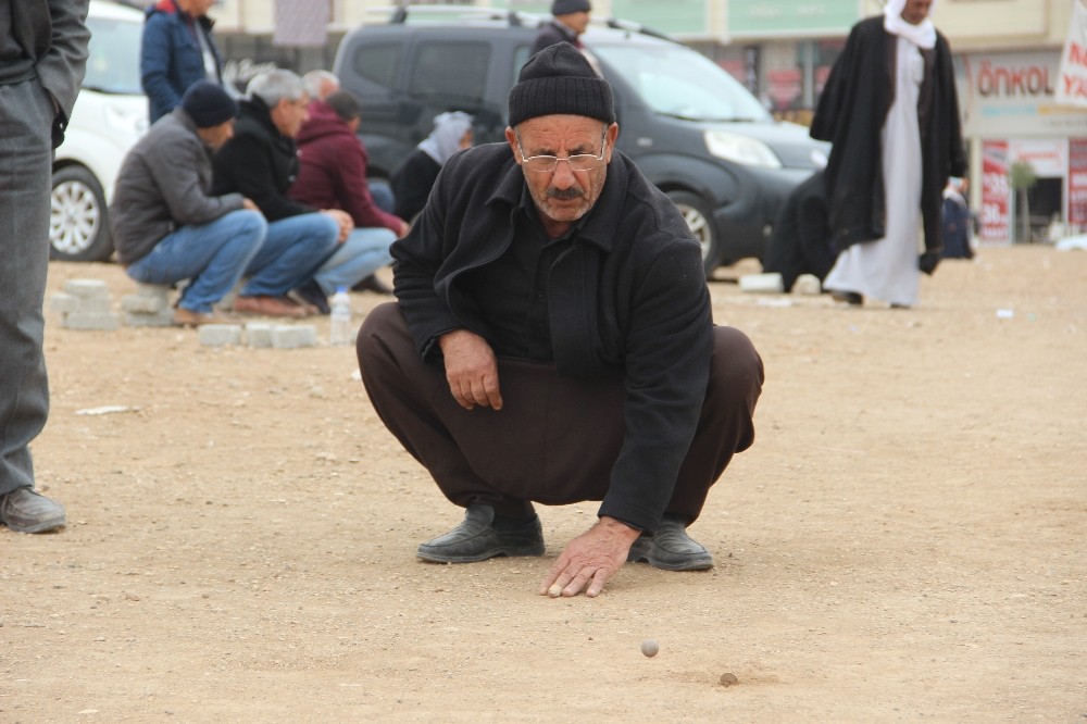 Gülle oyunuyla çocukluklarına döndüler