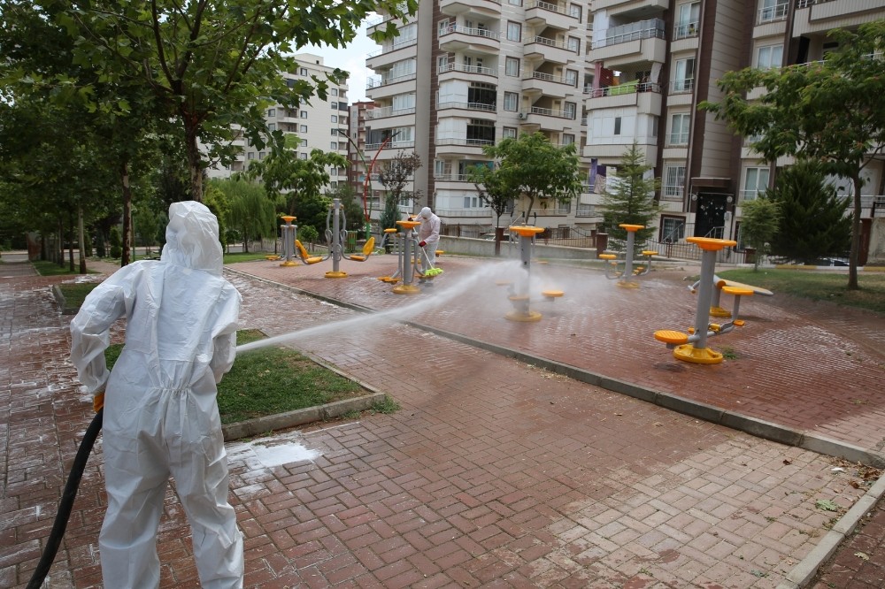 Karaköprü’de parklar bayram için dezenfekte edildi