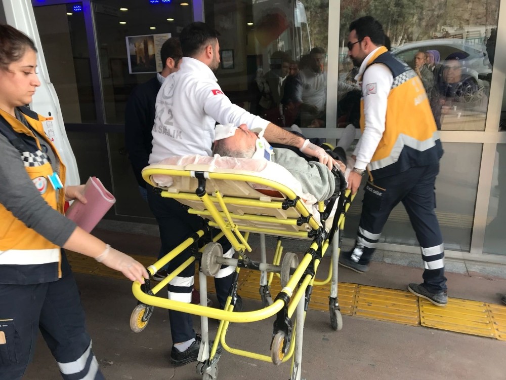 Otomobil hafriyat kamyonuna çarptı: 3 yaralı