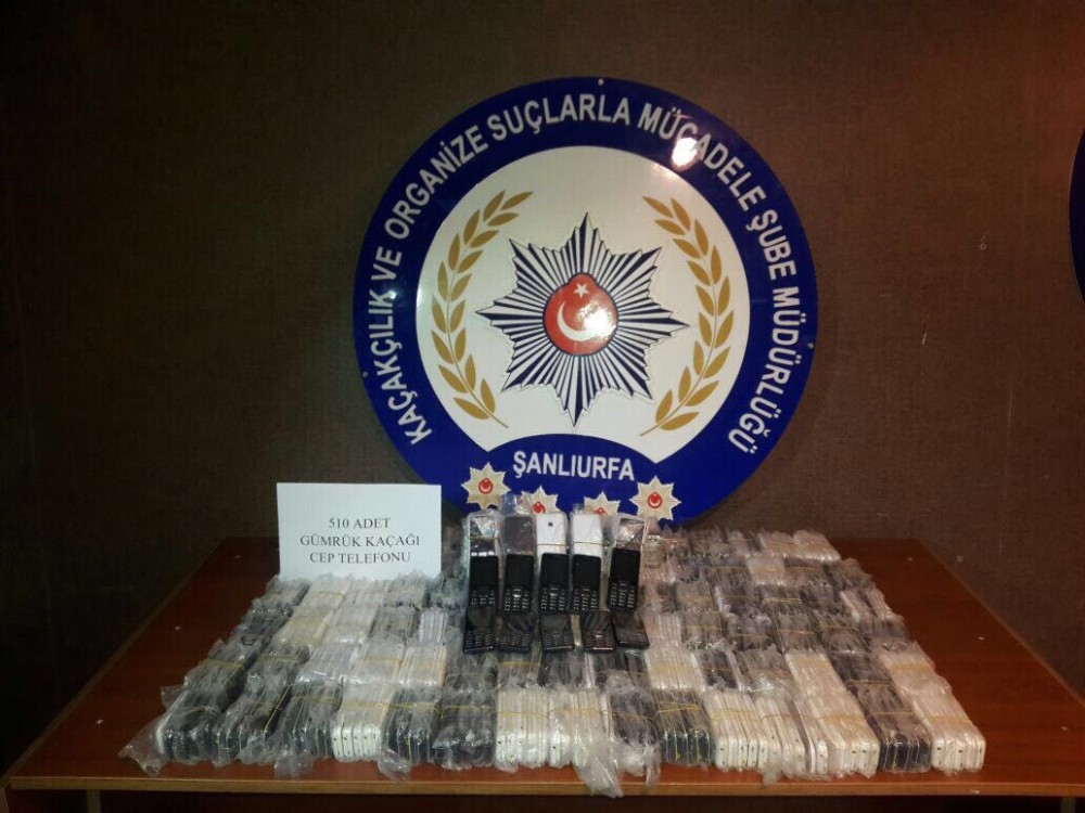 Otomobilin kapılarına gizlenmiş 510 adet kaçak cep telefonu ele geçirildi