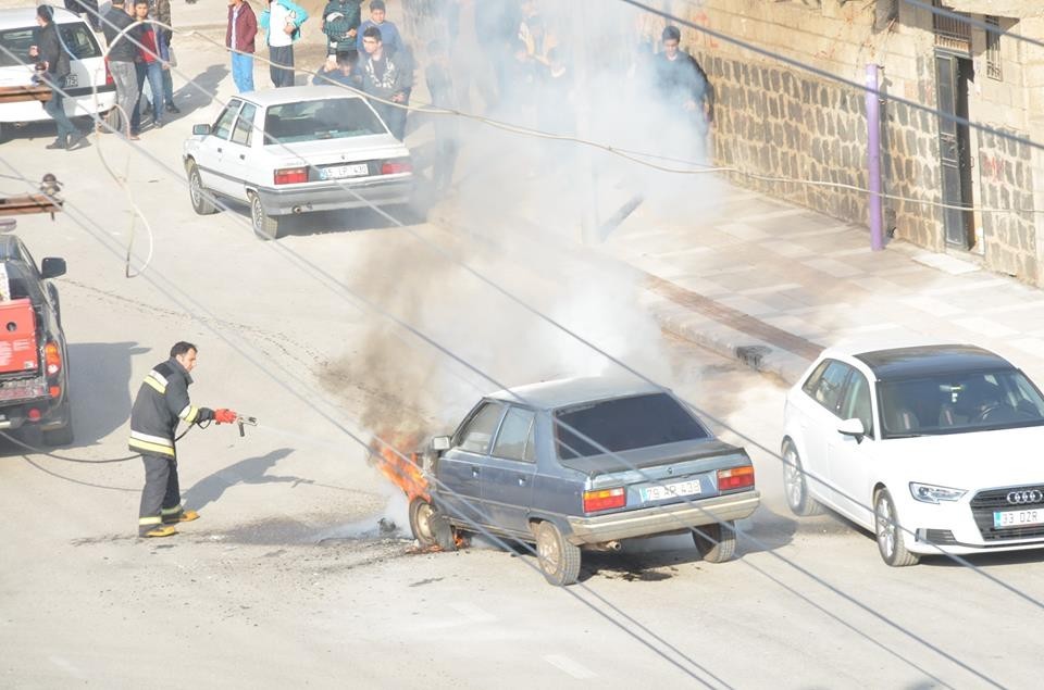 Seyir halindeki araç alev aldı