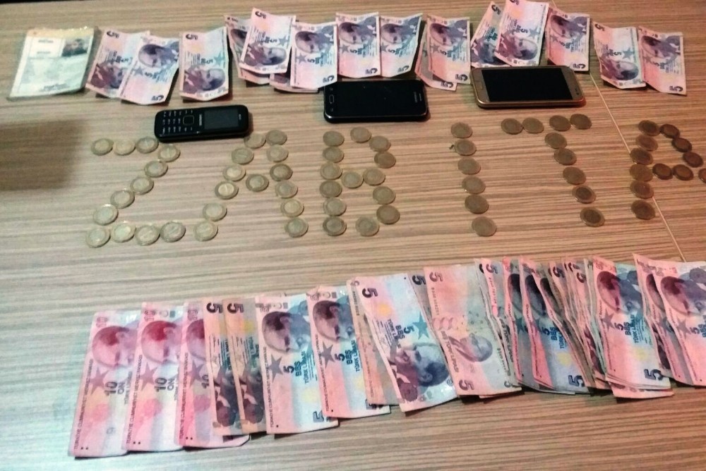 Babalarının dilendirdiği 4 çocuğun üzerinden bir saatte topladıkları 340 lira çıktı